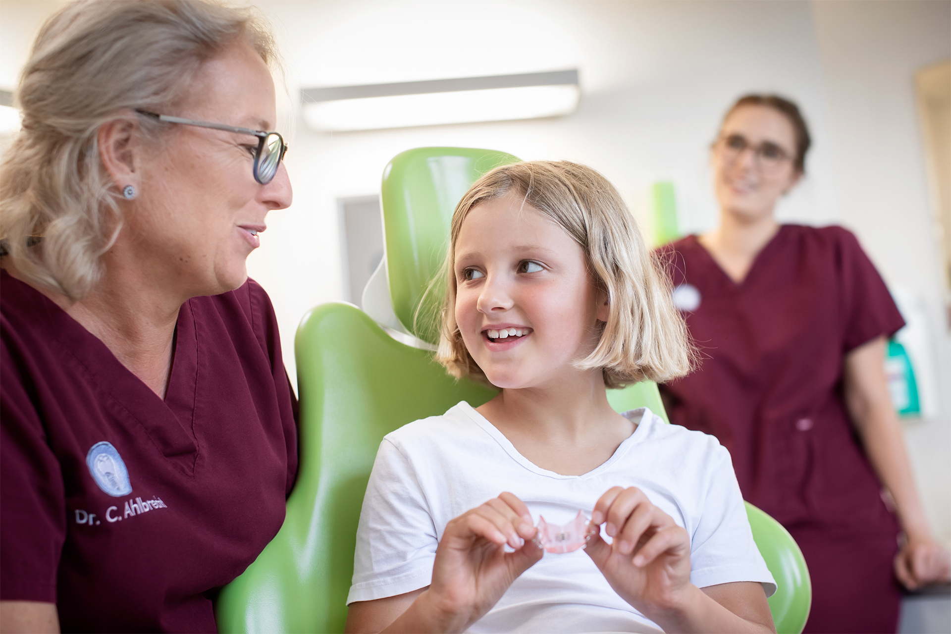 GERADE ZÄHNE für Jugendliche mit Invisalign® GERADE ZÄHNE für Jugendliche mit Invisalign®